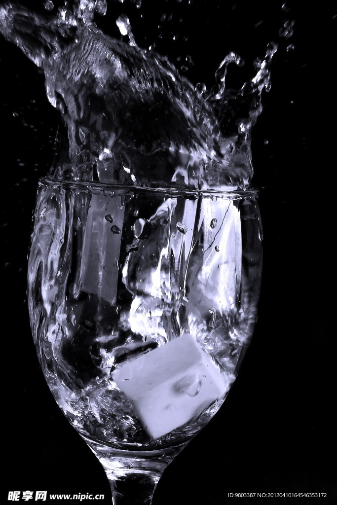 酒杯与水