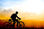 夕阳下的自行车骑行者