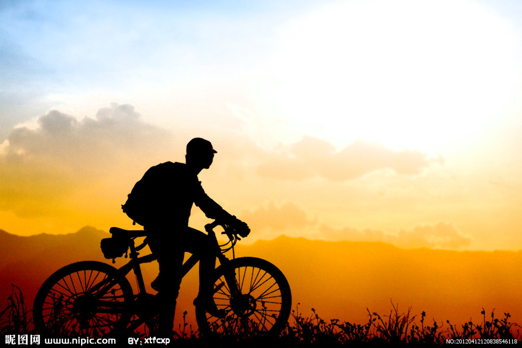 夕阳下的自行车骑行者