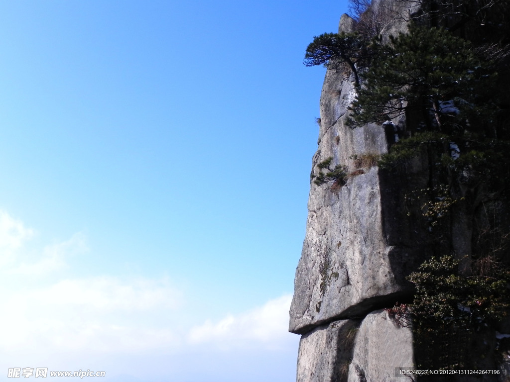 蓝天 白云下的陡峭山崖