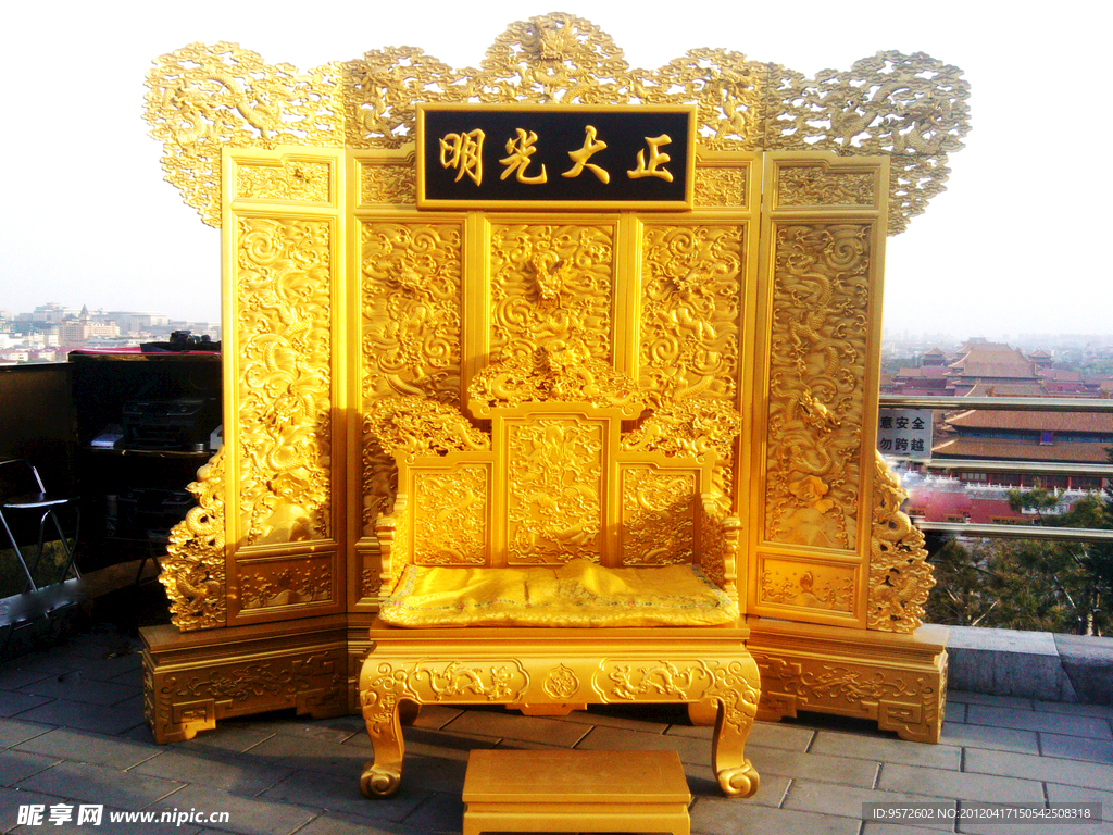 龙椅