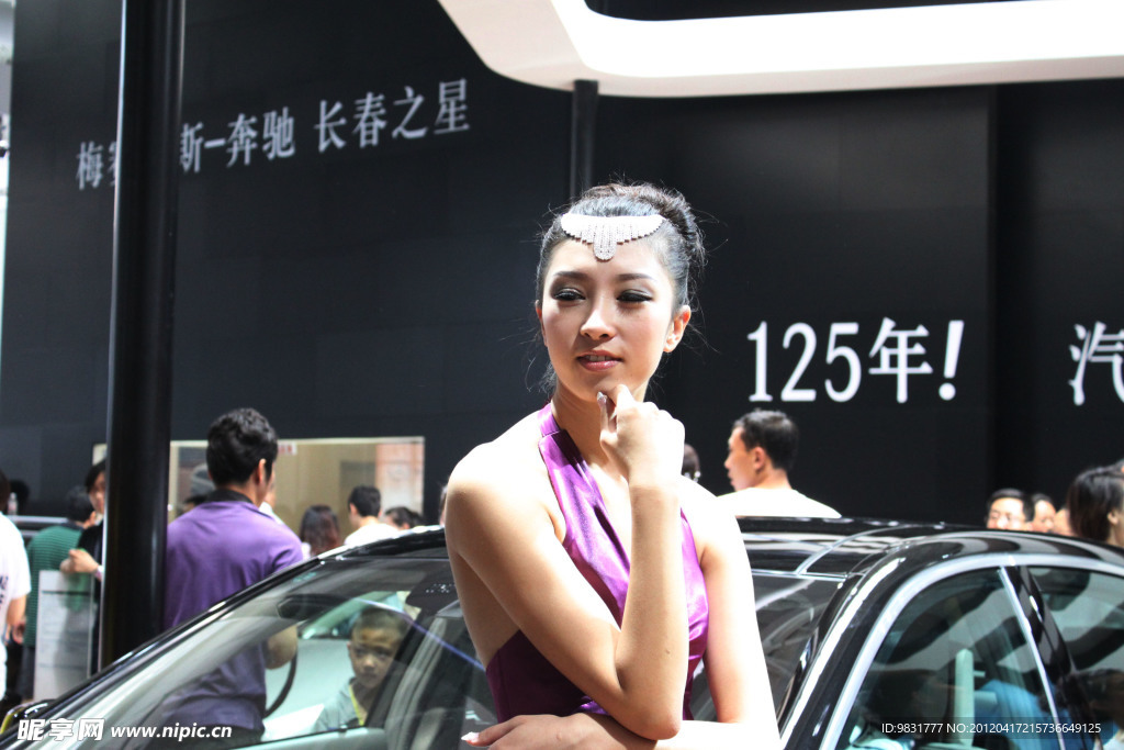 美女车模