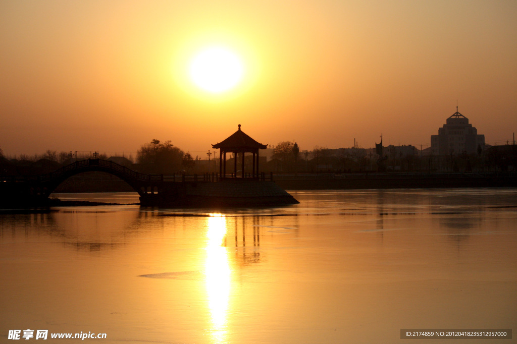 夕阳中的城市