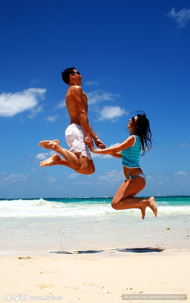 沙滩上跳跃 情侣