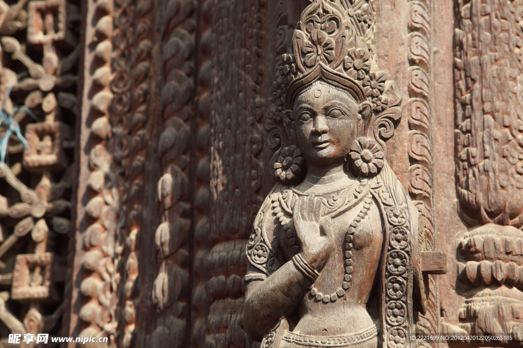 举手势的尼泊尔女神木雕