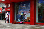 小孩子擦展窗