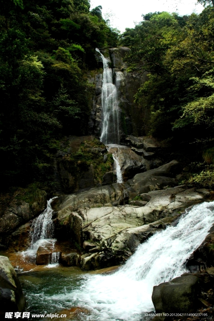 卧龙飞瀑