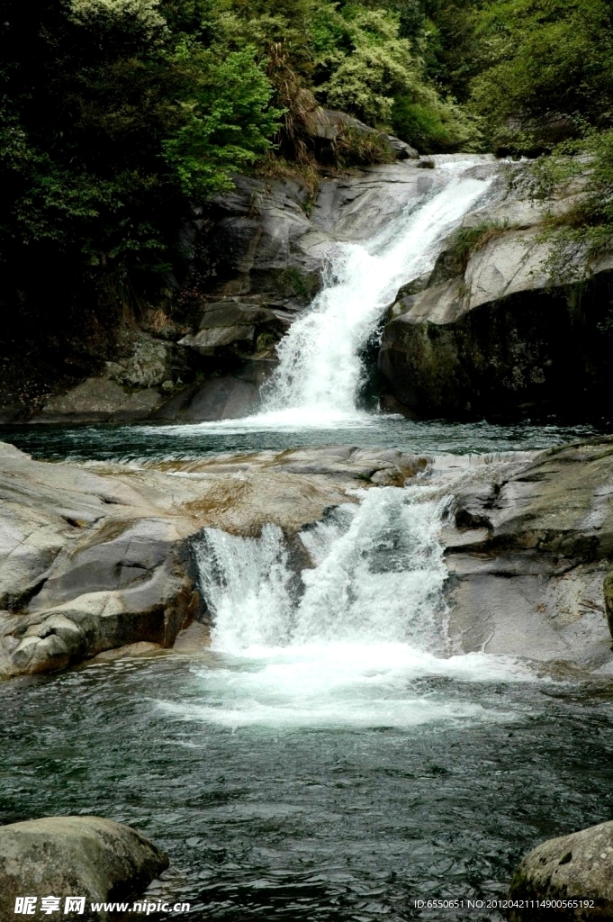 卧龙流水