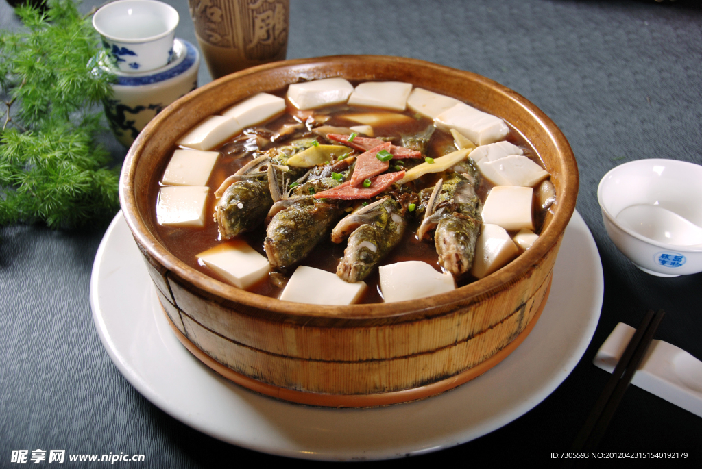 菜汁豆腐烧阿婆鱼