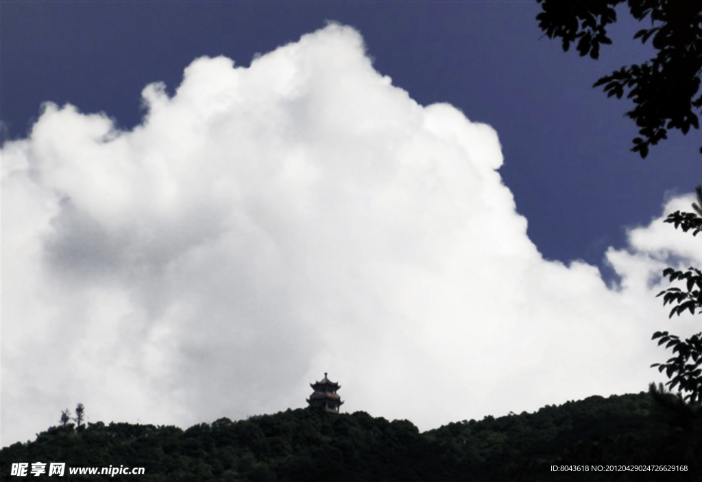 白云中的景色