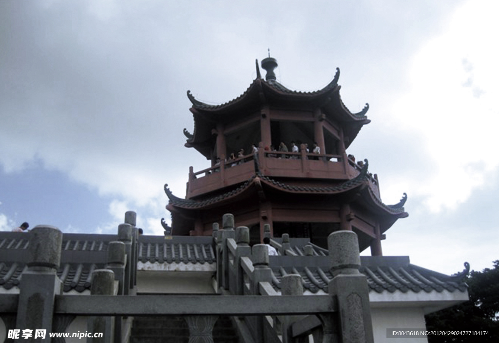 天空中的亭子