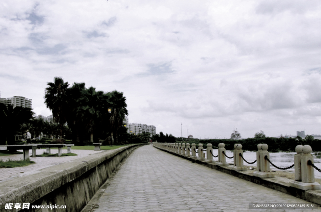 海滨公园路与天空