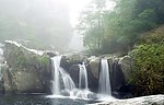 山间瀑布