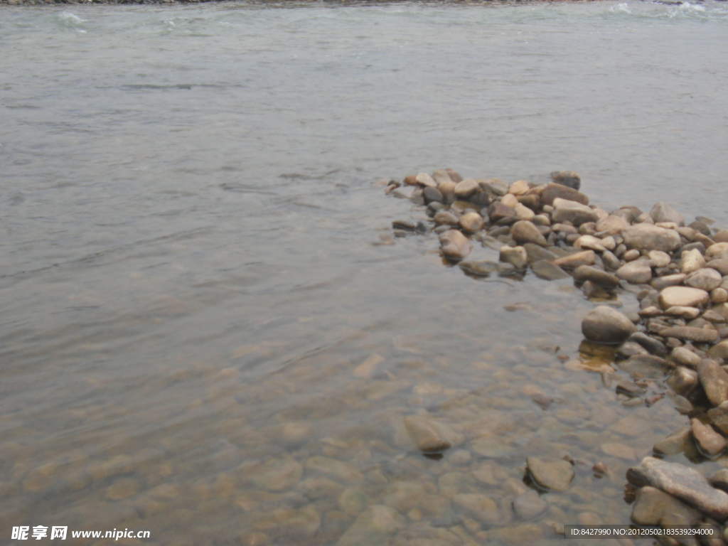 溪水边的鹅卵石