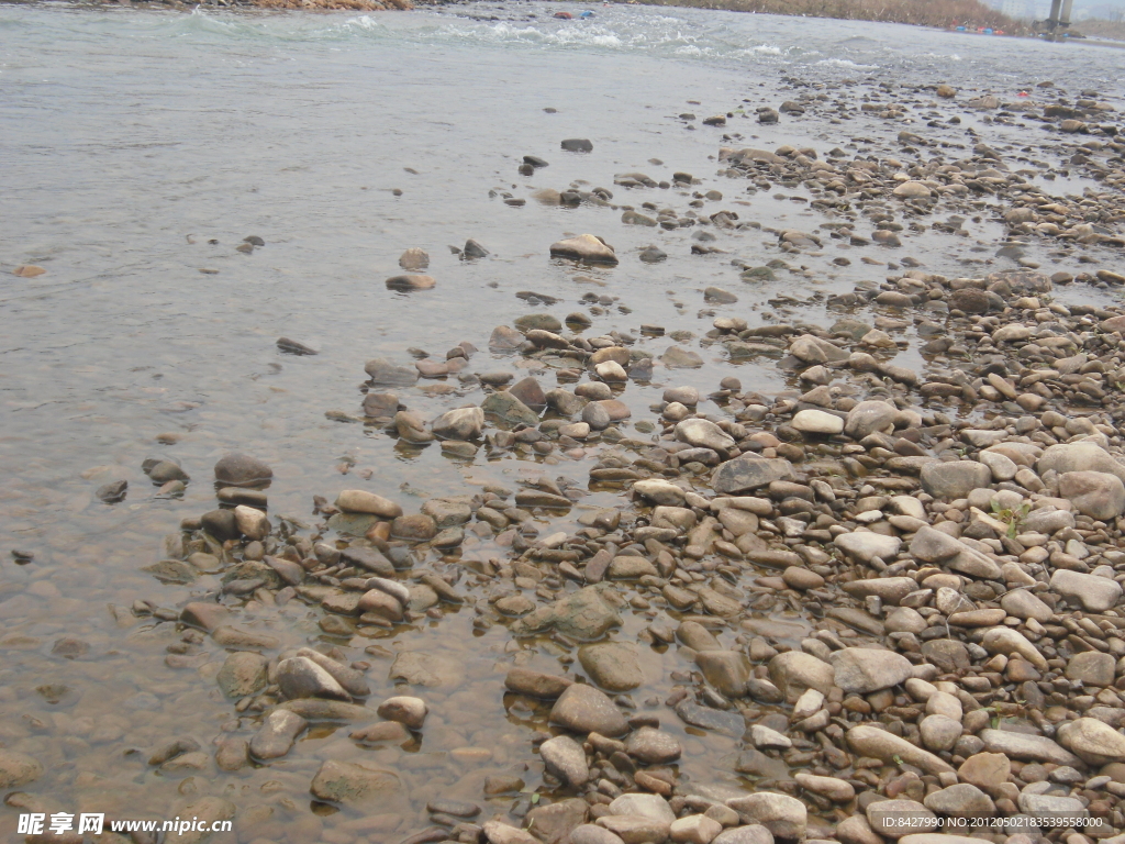 溪水边鹅卵石