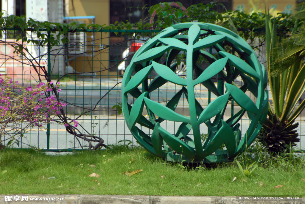 深圳F518创意园门口的圆形雕塑