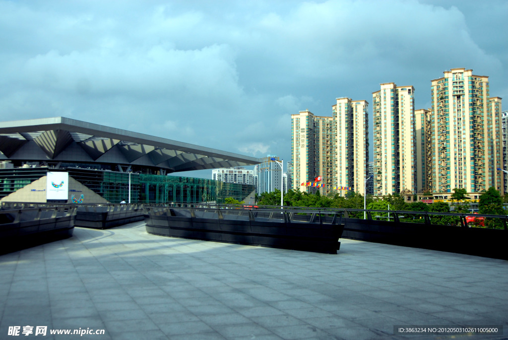深圳宝安体育馆前的景色