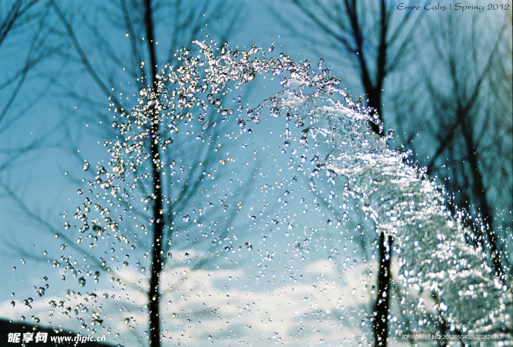 泼洒水花