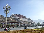 布宫侧面