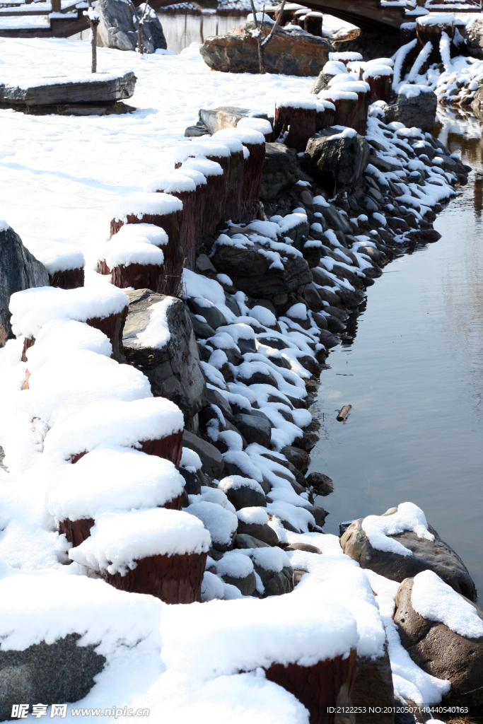 雪后河岸