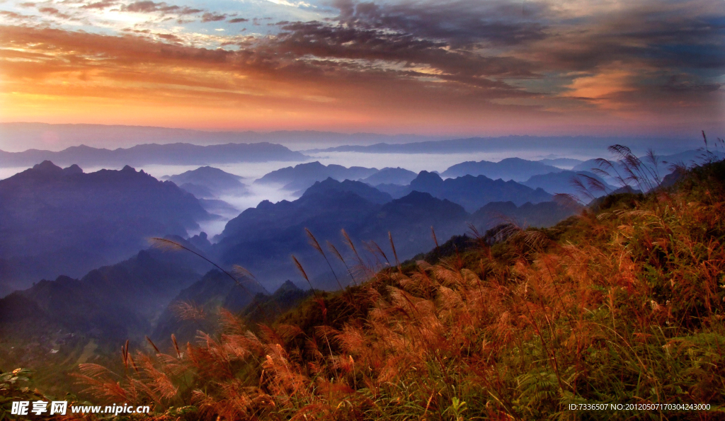红霞群山