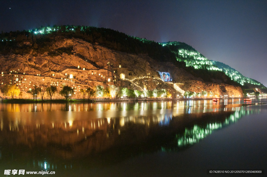 龙门西山石窟夜景