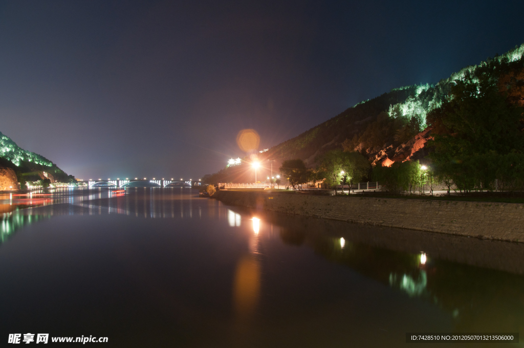 龙门东山石窟夜景