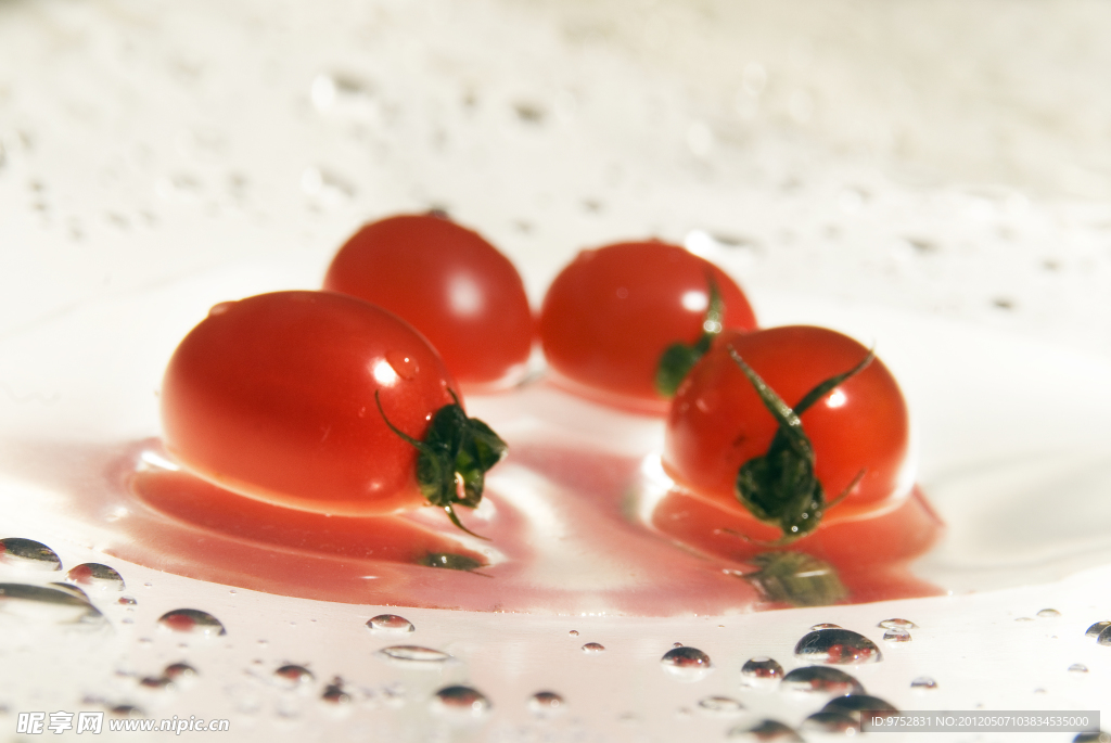 晶莹小西红柿