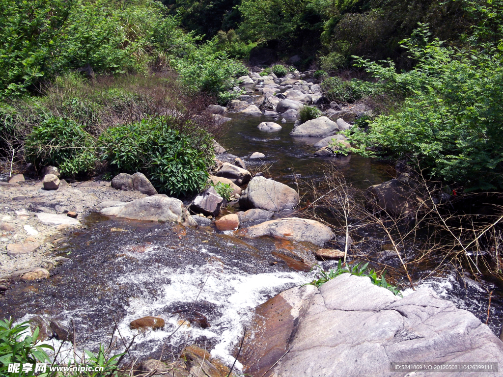 溪水山石