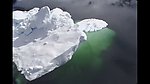 漂浮在水中的冰块