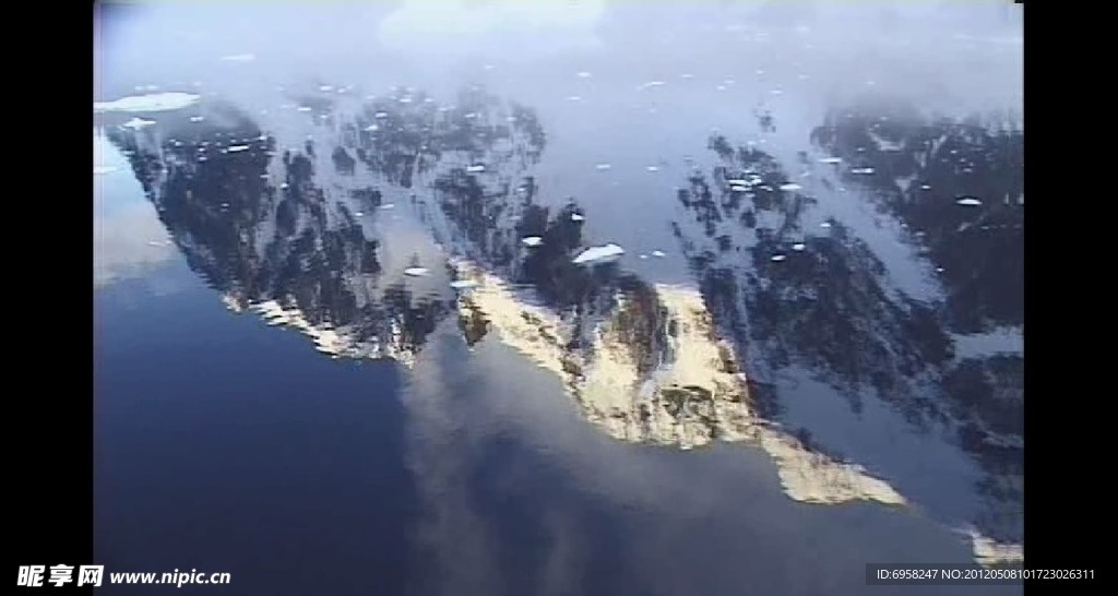 雪山倒影