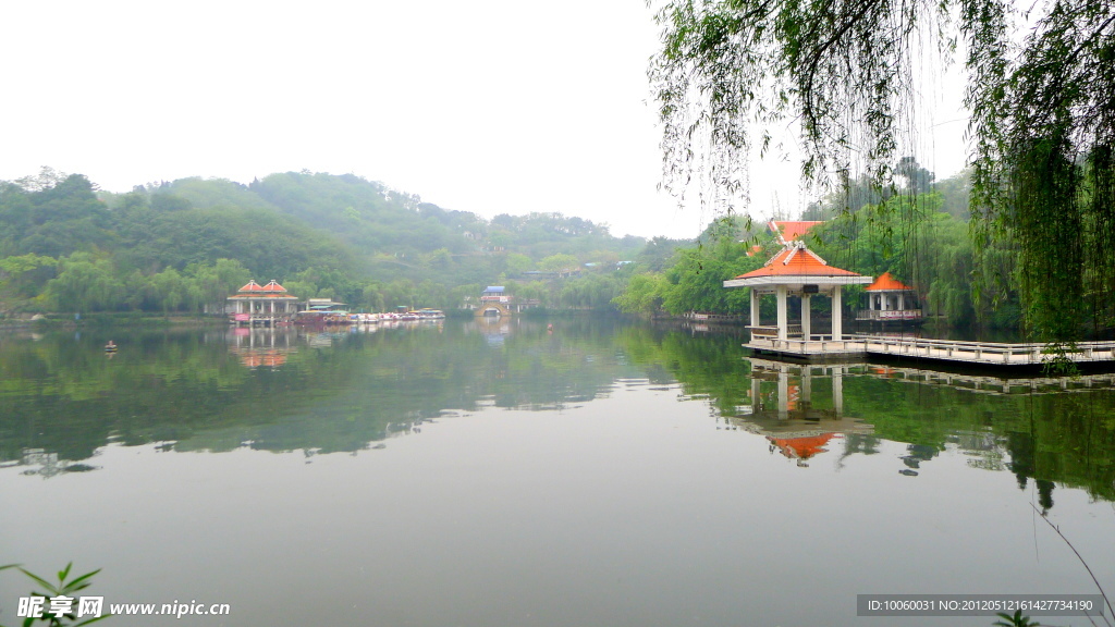 平静的湖面