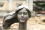 女性铜雕塑