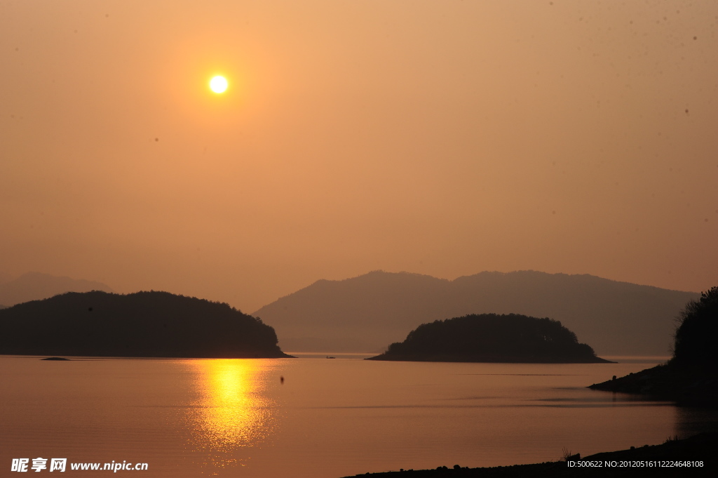 夕阳湖水