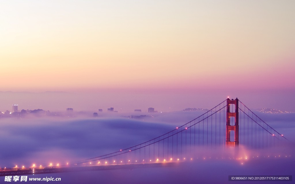 云雾中的金门大桥