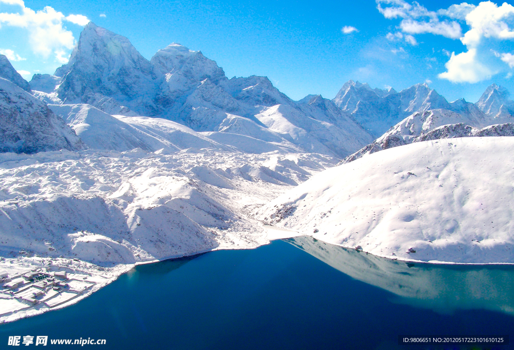 雪山亮丽美景