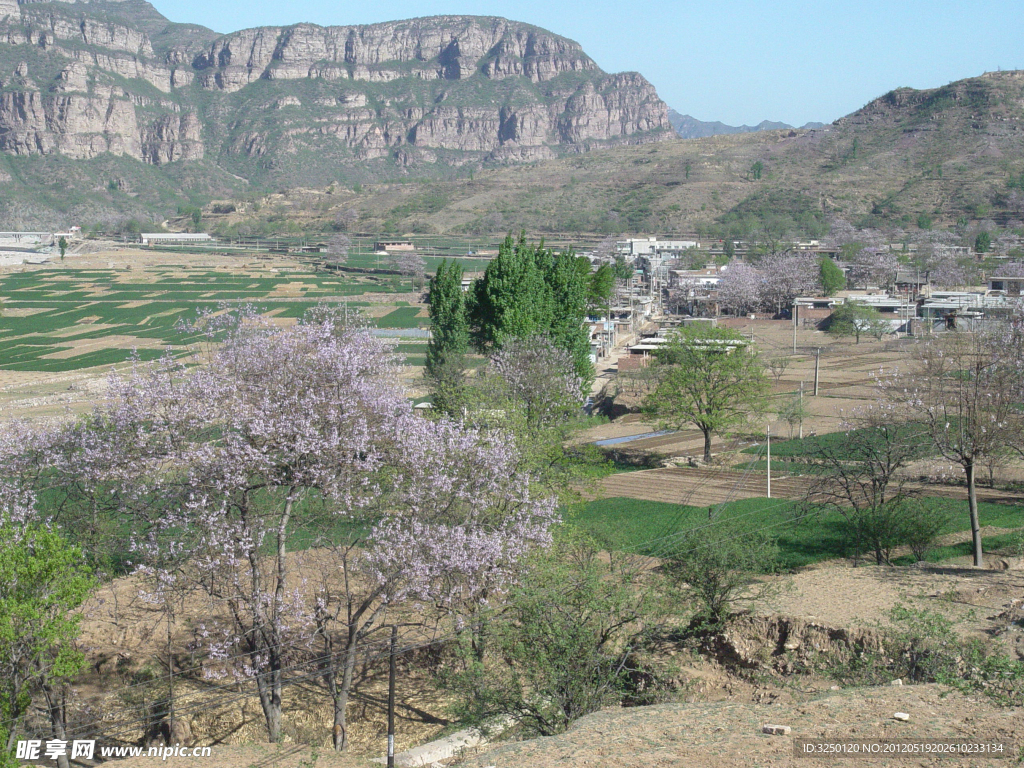 北方春季山村