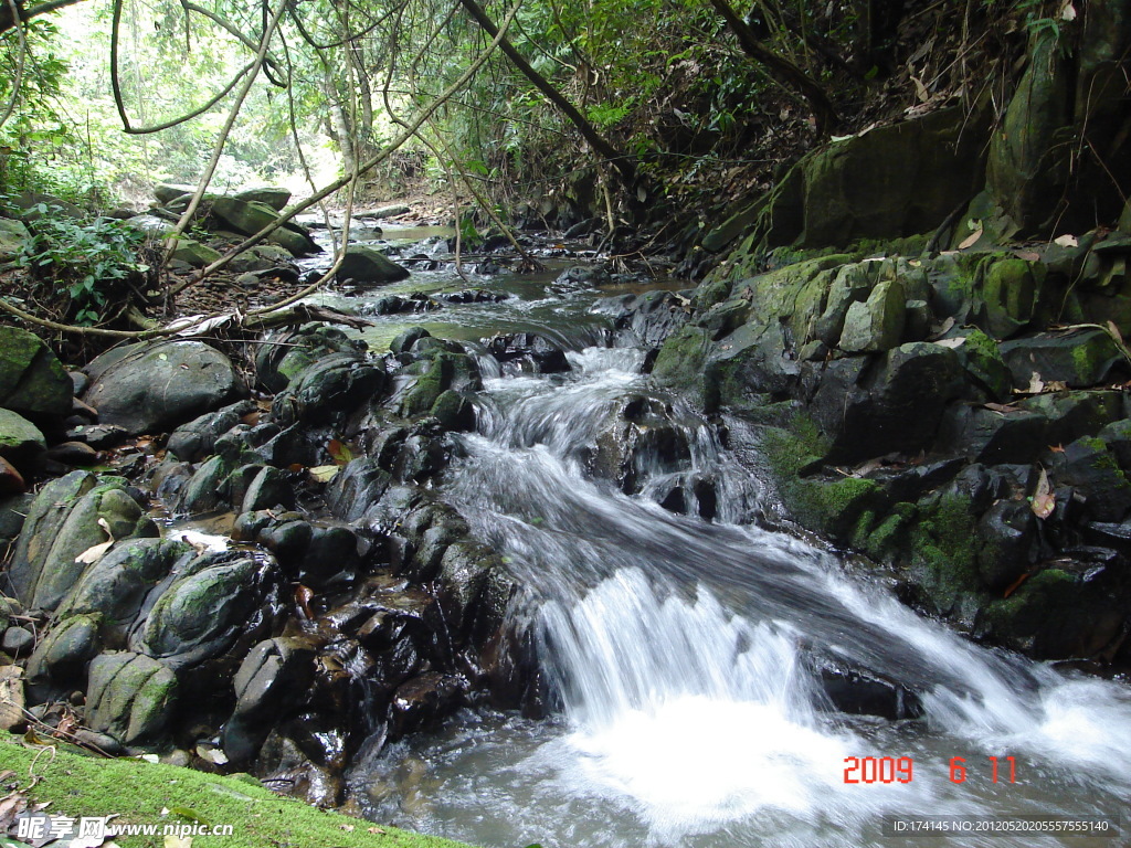 小溪流水