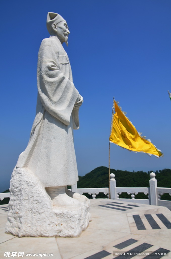 山顶的雕像
