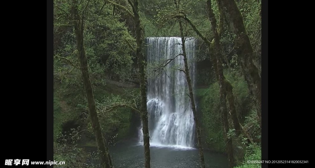 山泉溪水瀑布