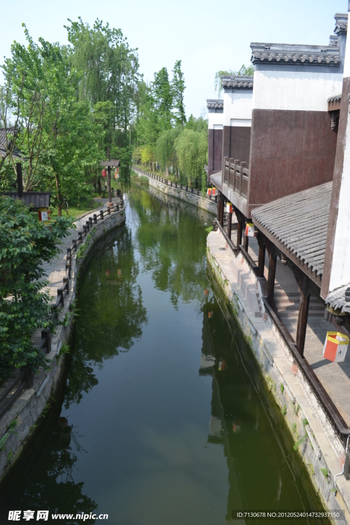 河流