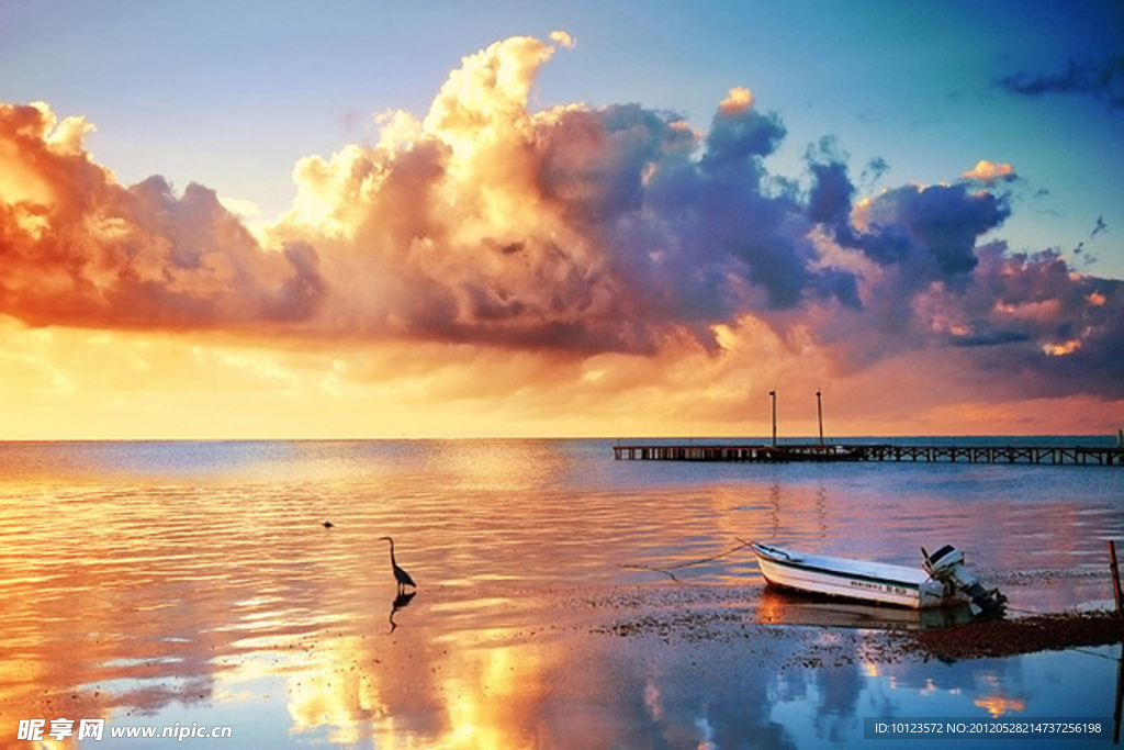 夕阳湖光