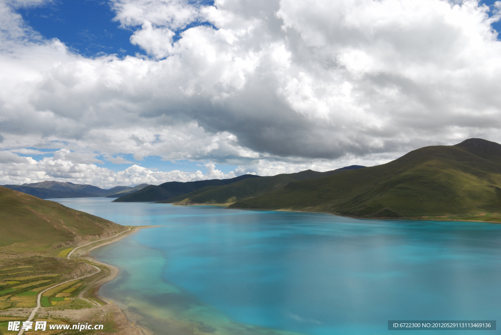 空旷高山湖景