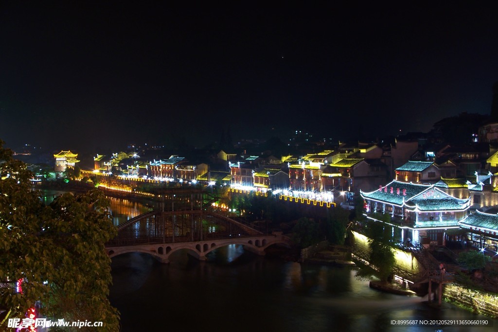 河边夜景
