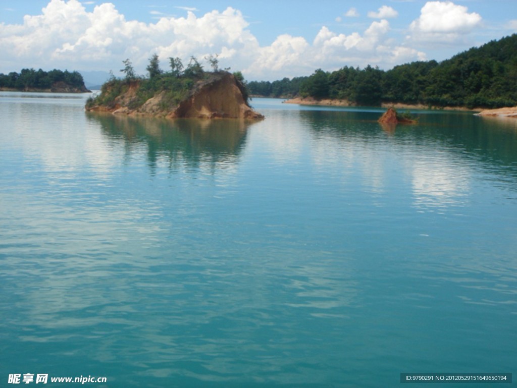 平静湖面