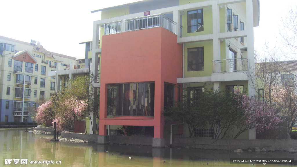 湖边建筑
