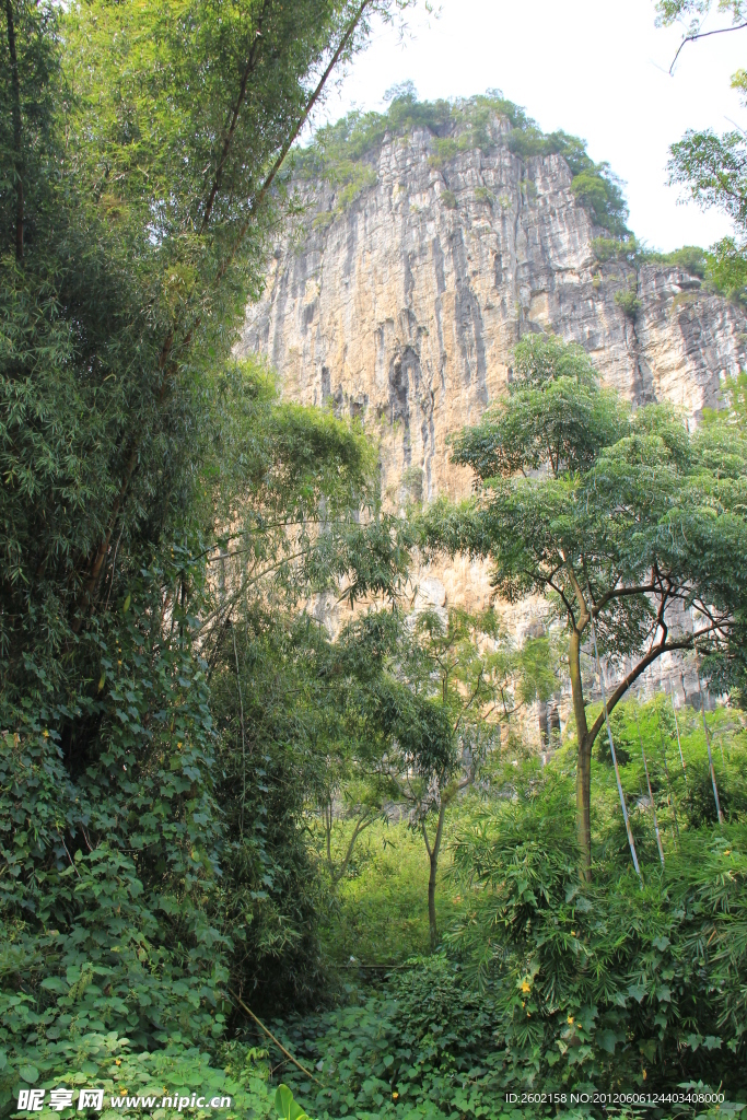 山峦耸翠