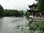 湖边凉亭