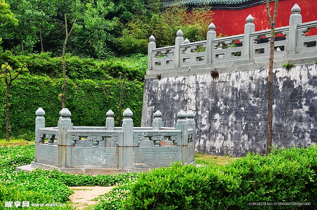 山顶的香坛