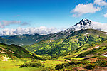 蓝天白云山脉风景